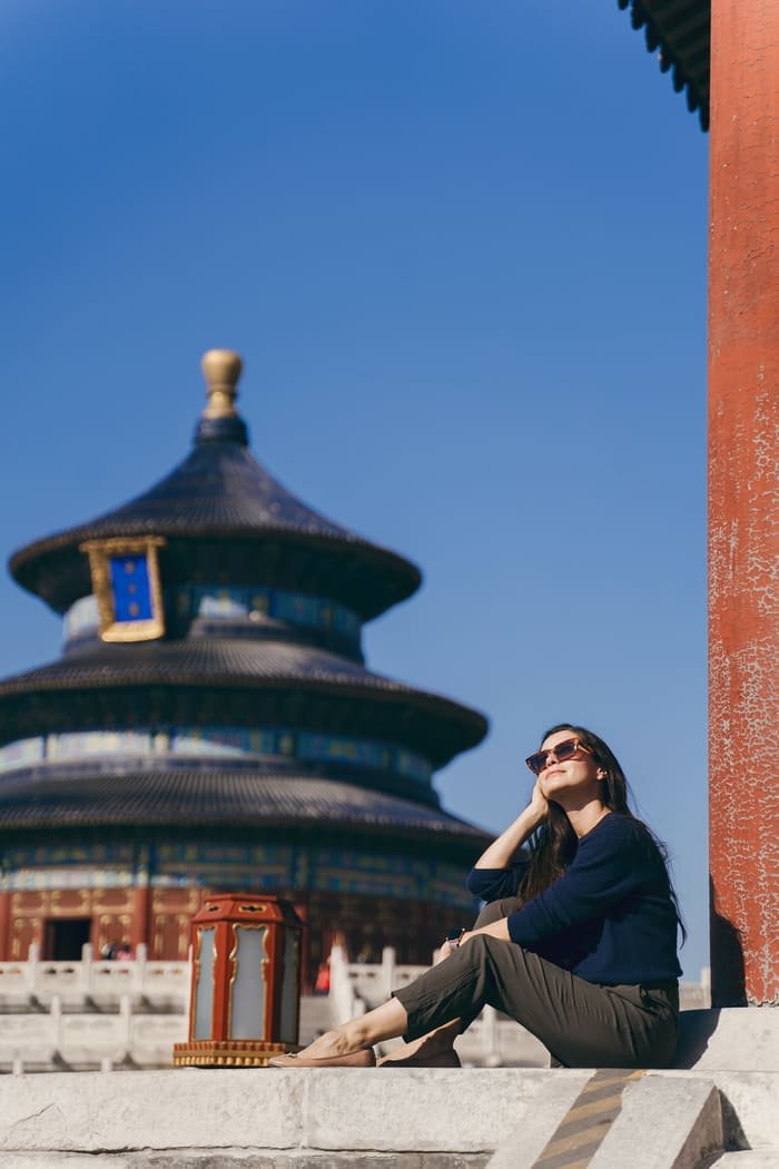 turista de viaje en china frente e un monumento
